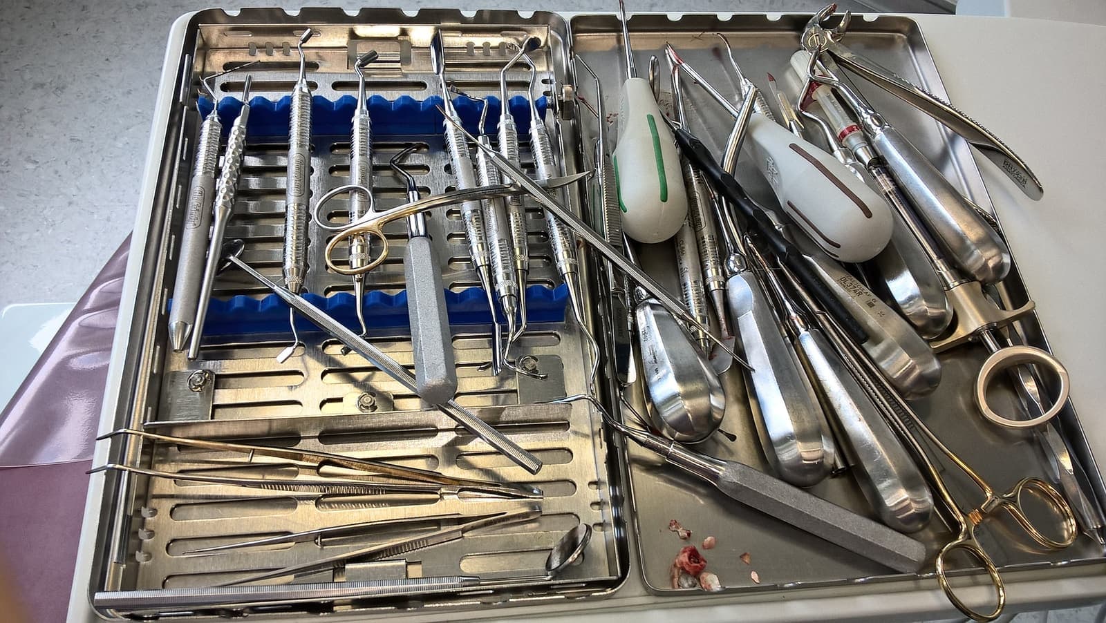 Bandeja com instrumentos odontológicos
