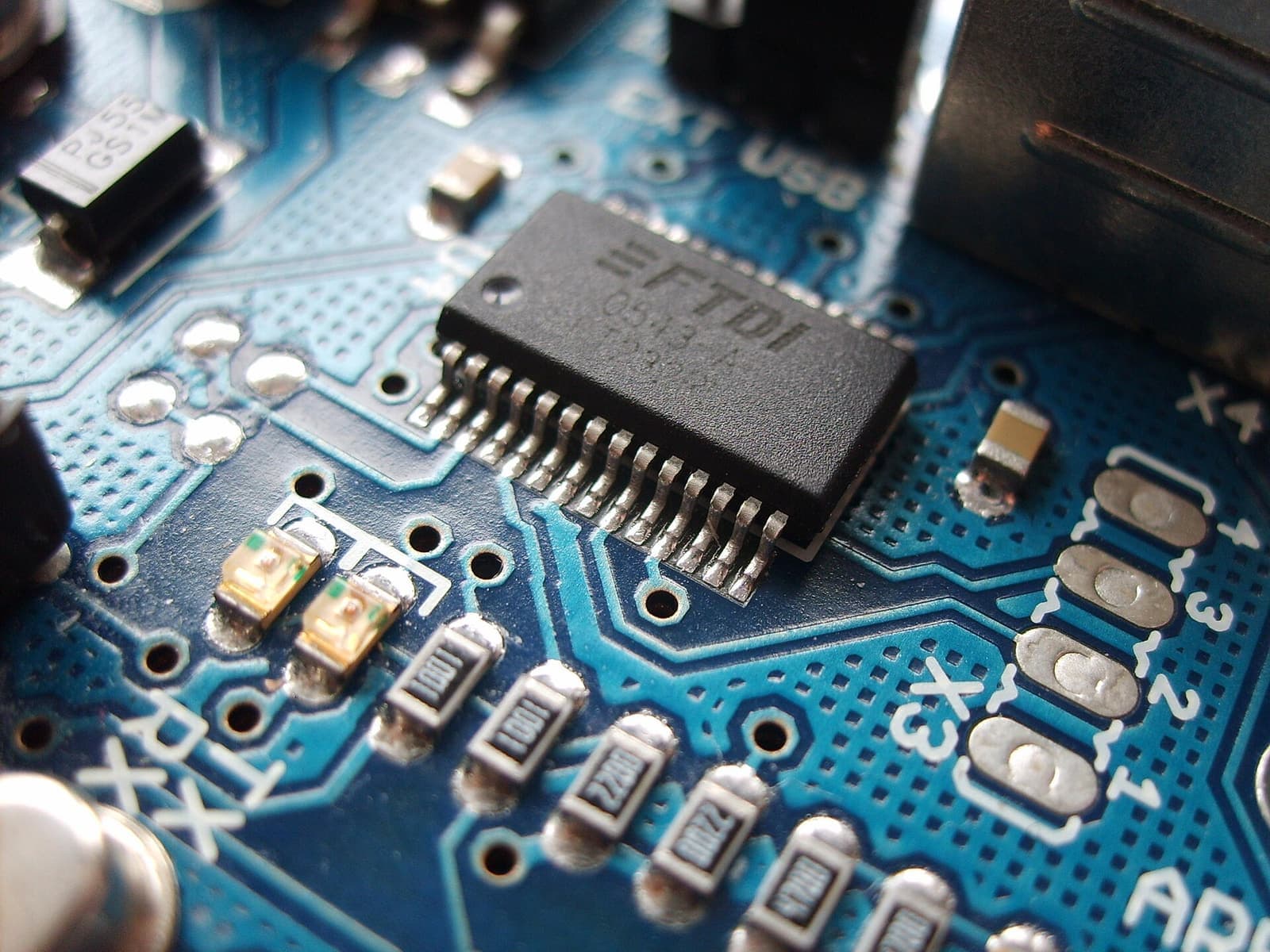 Chip em placa eletrônica azul, em detalhe