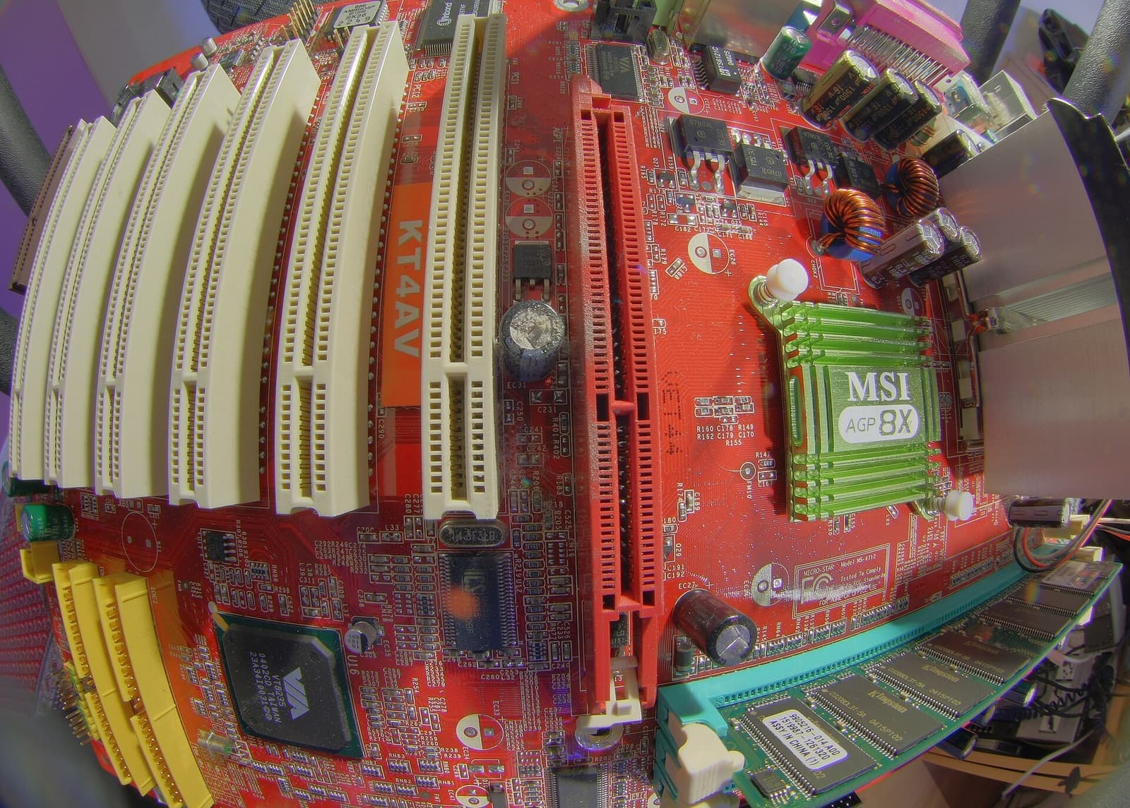 Placa-mãe vermelha vista em detalhe