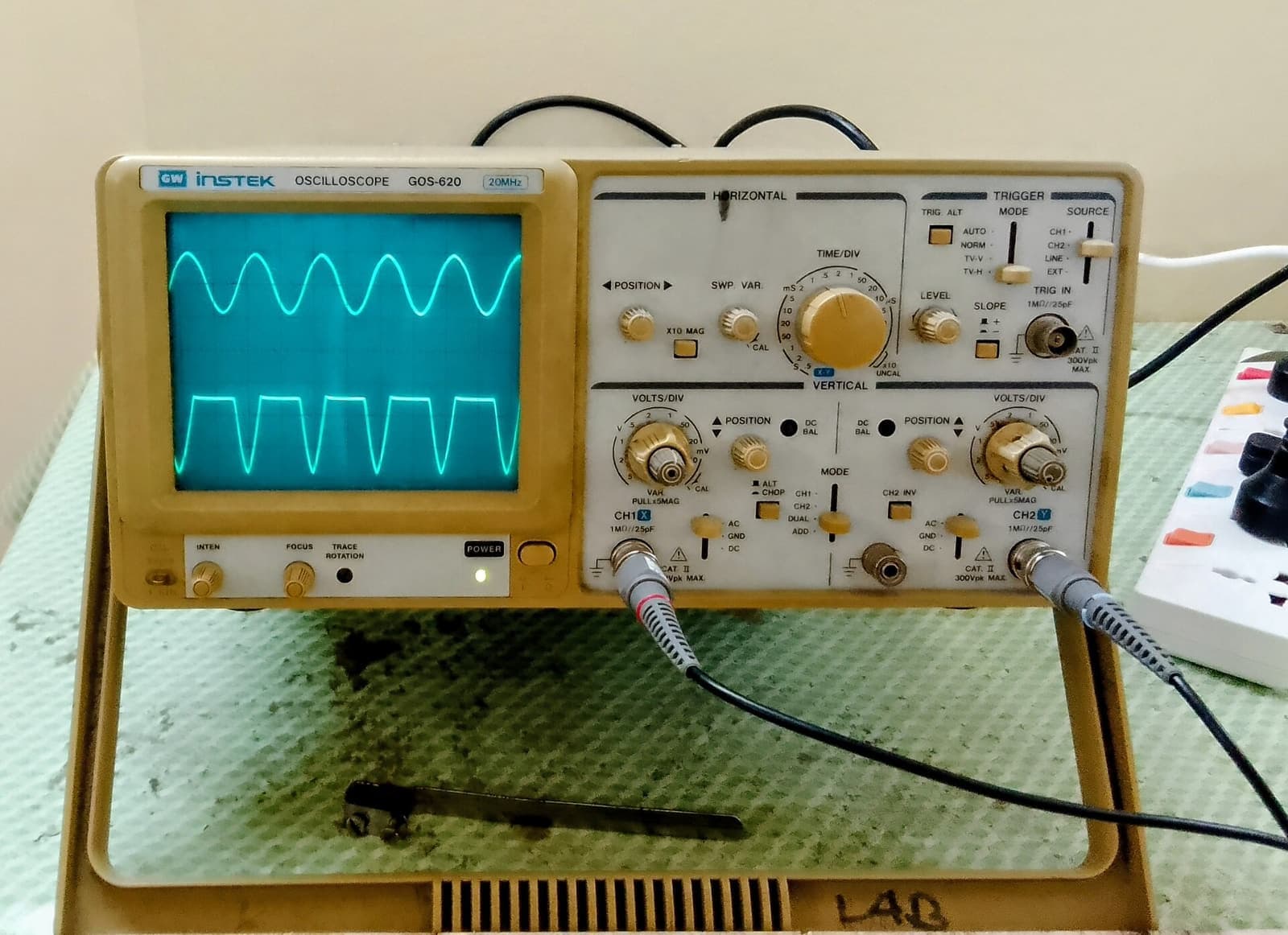 Osciloscópio na bancada de testes